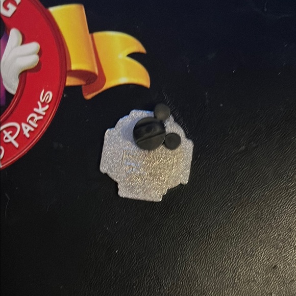 2007 Disney land resort Skull and Crown Enamel Pin - Picture 2 of 2